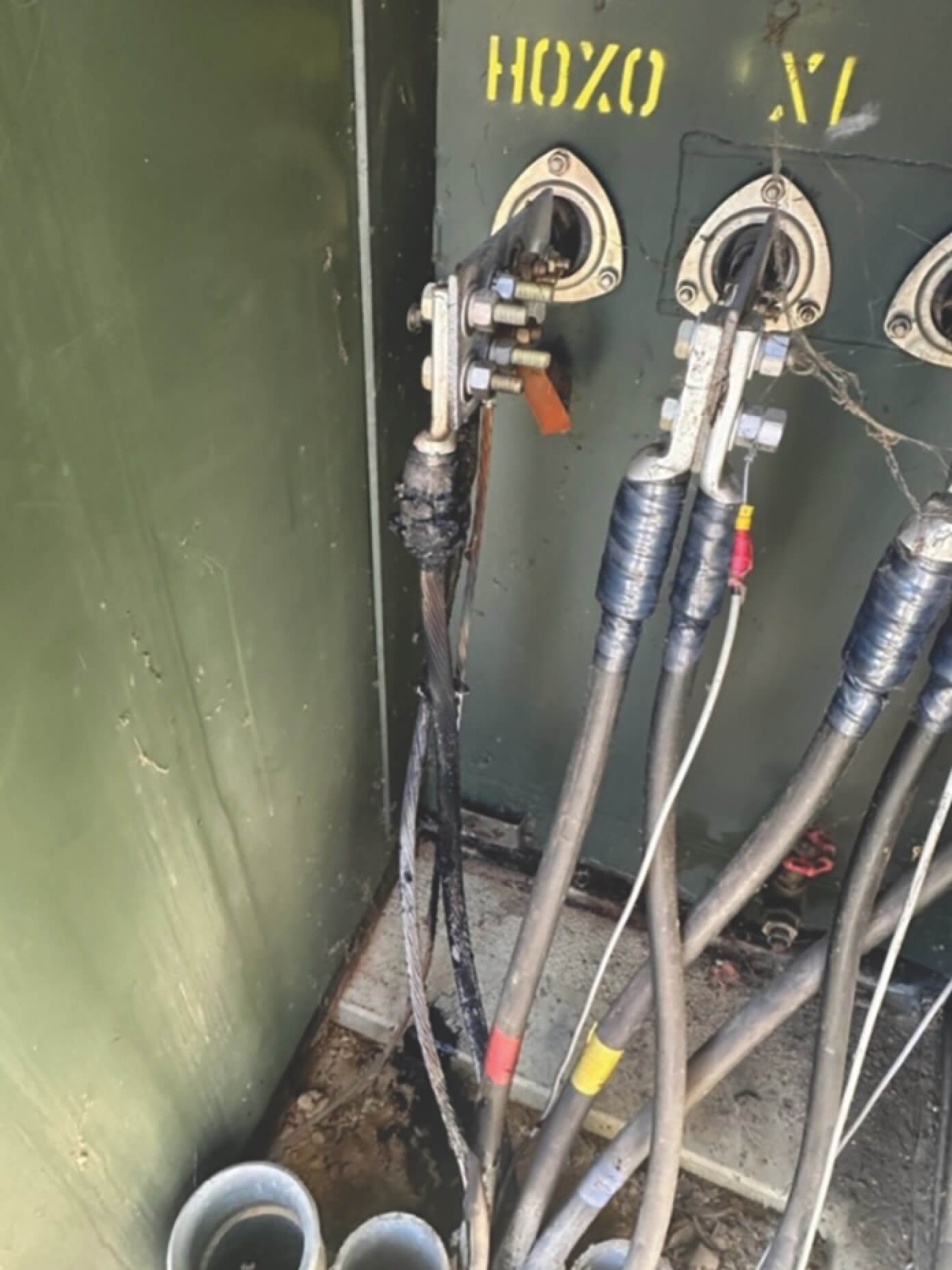 Melted insulation of the neutral cable.